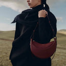 Bolsa Meia-Lua Feminina em Couro Sintético com Alça Ajustável