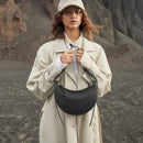 Bolsa Meia-Lua Feminina em Couro Sintético com Alça Ajustável