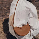 Bolsa Meia-Lua Feminina em Couro Sintético com Alça Ajustável