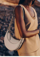 Bolsa Meia-Lua Feminina em Couro Sintético com Alça Ajustável